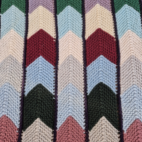 Handmade Chevron Pattern Throw Blanket 40" X 36" - Picture 4 of 7